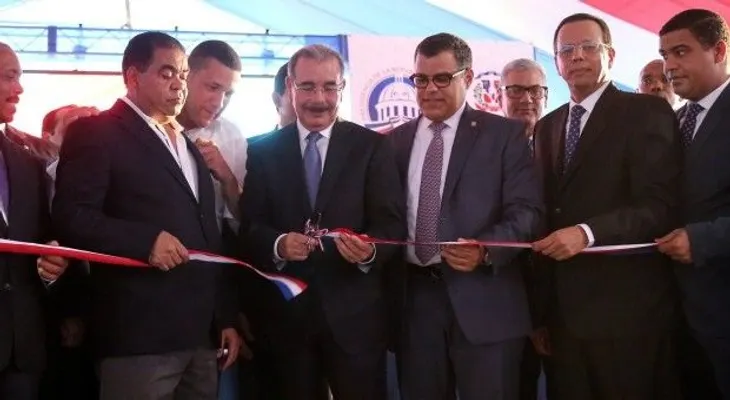 Presidente Medina entrega escuela para 700 estudiantes en Villa Altagracia