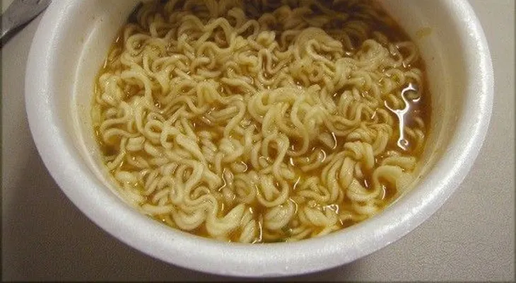 Si alguna vez has comprado fideos instantáneos, deberías deshacerte de ellos. ¡Ésta es la razón!
