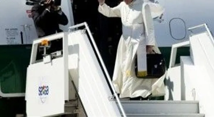 Papa Francisco llega a Paraguay procedente de Bolivia 