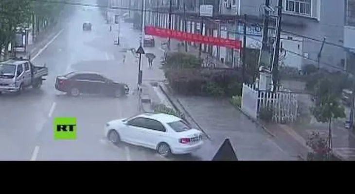 Rescatan a un niño de 11 años de una alcantarilla (+Video)