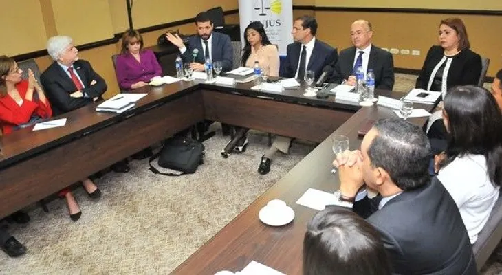 Yeni: funcionarios acosan a los fiscales