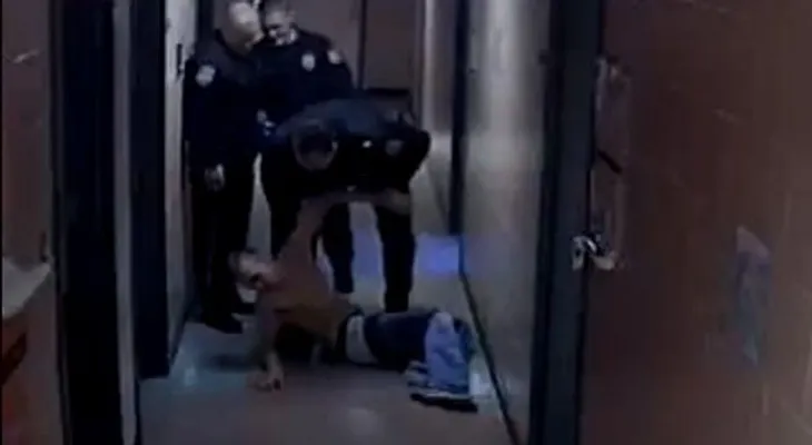 Video: Brutalidad policial: Un agente empuja contra una pared mujer detenida  