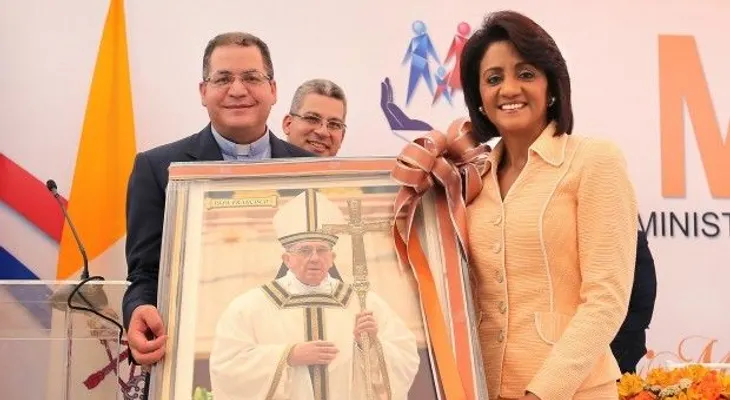Primera Dama entrega remodelación biblioteca de Seminario Santo Tomás de Aquino