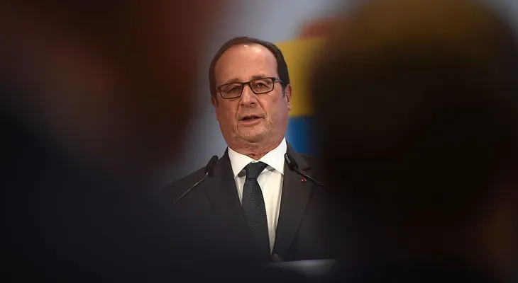 Disparan un arma durante un discurso del presidente de Francia, Francois Hollande