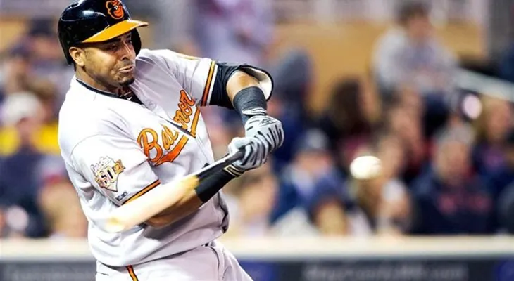 Cruz y De Aza conducen a los Orioles a su primera victoria
