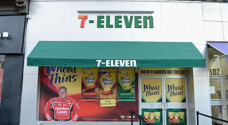 Cliente de 7-Eleven mata a un atacante que llevaba un hacha en la mano