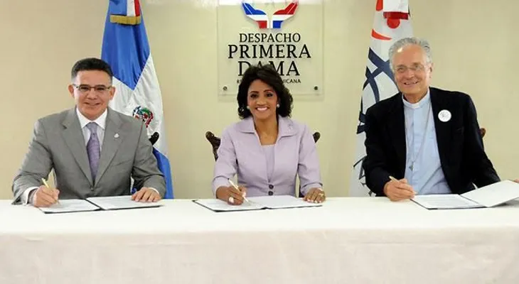 Primera Dama Cándida Montilla firma convenio de donación por unos RD$250 millones