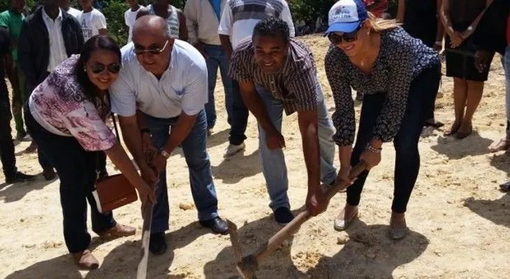Inician construcción de cancha de baloncesto en La Otra Banda de Higüey