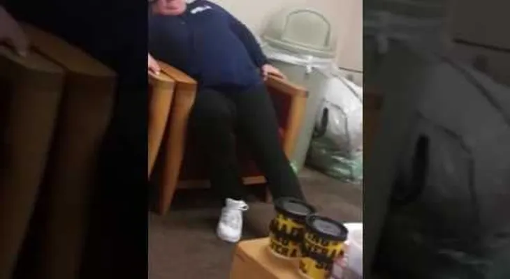 Esta mujer sabe cómo pasar el tiempo en el hospital