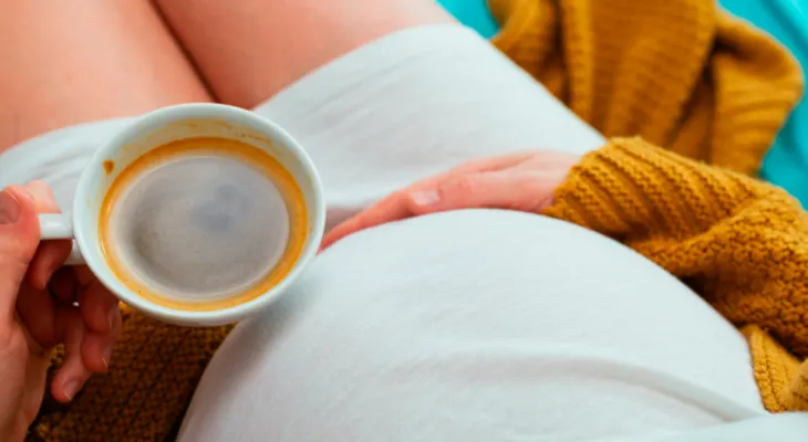 Las mujeres embarazadas que toman mucha cafeína, los hijos pueden tener sobrepeso 
