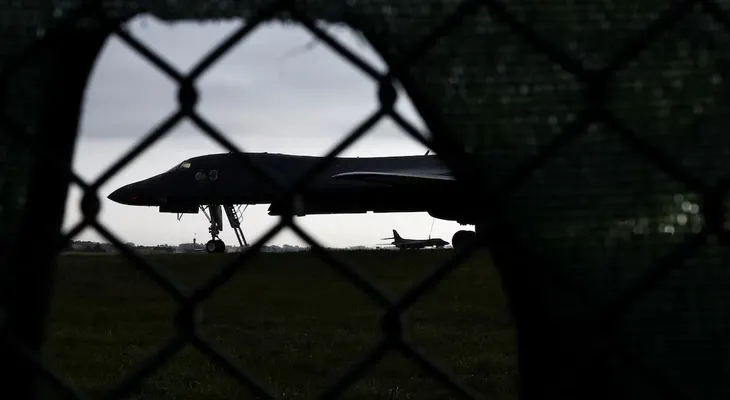 29 países respaldan acusación británica contra Irán por complot en base aérea de Fairford