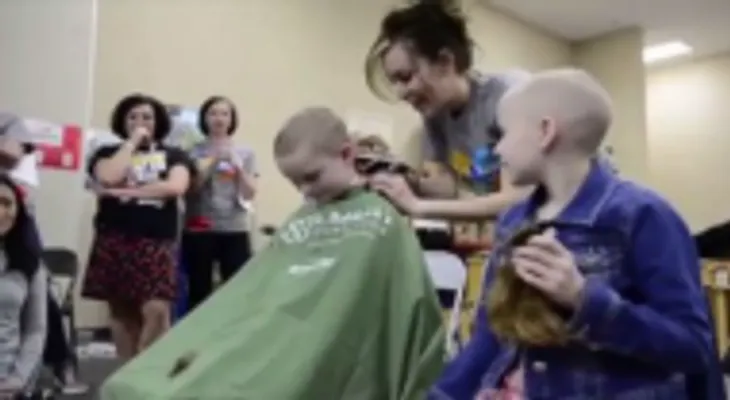 80 niños sorprenden a una niña diagnostica con tumor maligno