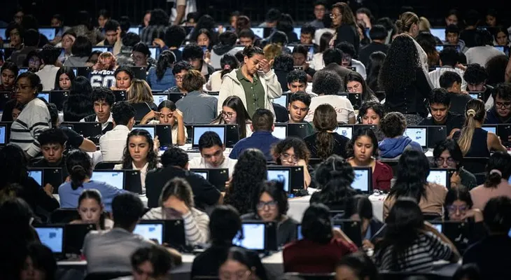 Detienen a dos personas por cobrar para hacer exámenes virtuales de la UNAM