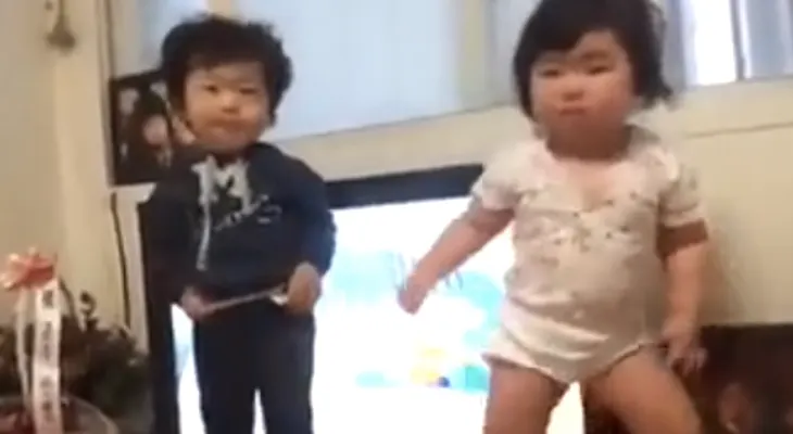 Video: Un gracioso baile de esta niña se vuelve viral