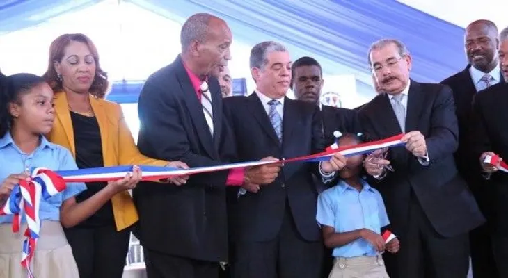 Nueva escuela es inaugurada en La Caleta por el presidente Medina