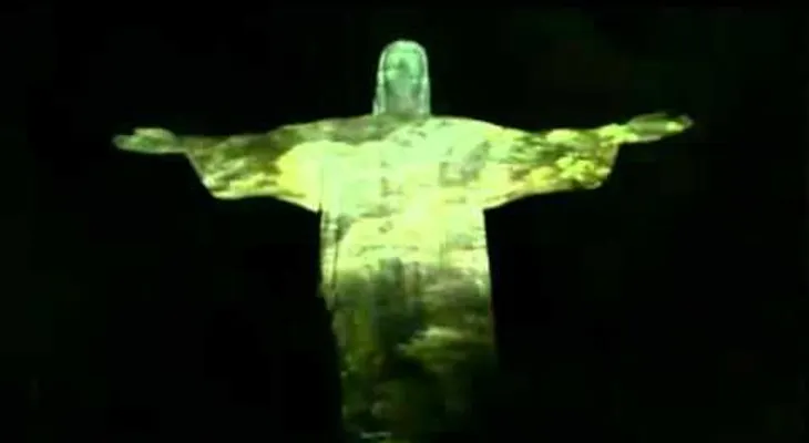 Cristo Redentor cierra sus brazos