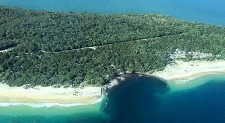 El increíble agujero que devoró una playa de Australia