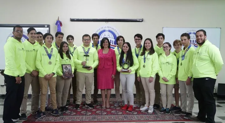 Vicepresidenta Margarita Cedeño despide finalistas en competencia robótica