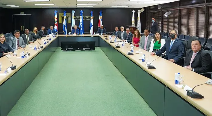 Valdez Albizu recibe a participantes del Primer Diálogo  de los Mercados de Capitales de Centroamérica y Caribe