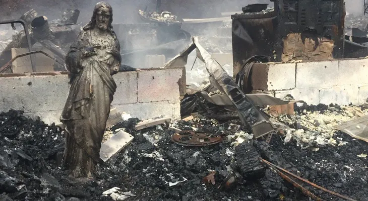Estatua de Jesús fue lo único que quedó en pie tras voraz incendio en Tennessee