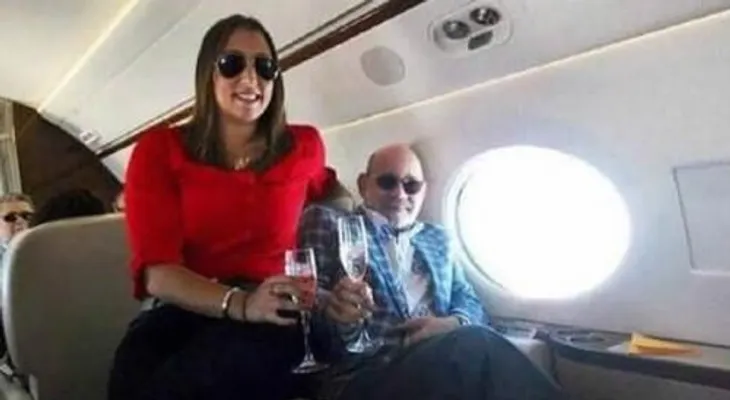 Dinero del pueblo: Foto de César Medina tomando champagne causa indignación