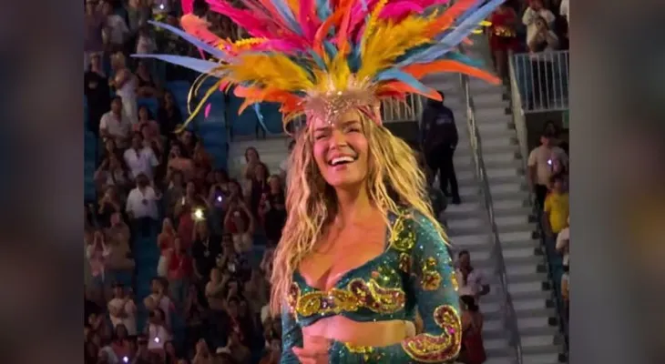 PETA Latino cuestiona a Karol G por lucir plumas en un vestuario de su gira Tropitour