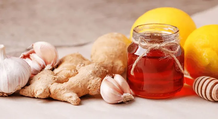 La cúrcuma, ajo,  cebolla, jengible, infusiones, limón, jarabe de miel y otros remedios contra enfermedades, revelado por un médico