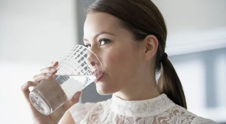 ¿Cuánta agua necesitas beber al día?