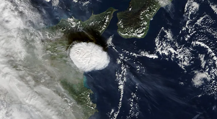Así se ve un volcán en erupción desde el espacio