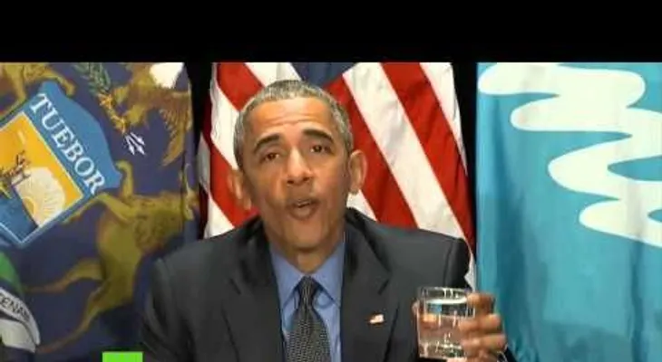 Obama toma agua del grifo en una ciudad con contaminación acuífera (VIDEO)
