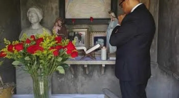 Modesto Guzmán acude a tumba de Balaguer a reflexionar sobre su situación en el PRSC