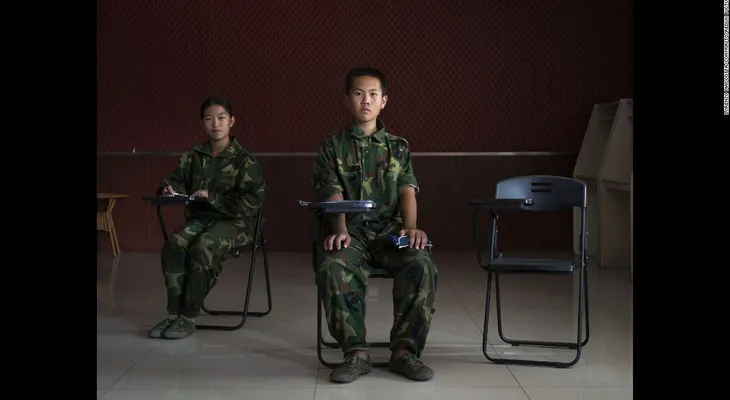 China abre cientos de campamentos militares para ayudar a curar a adictos a internet