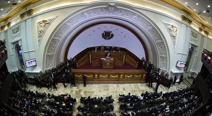 Asamblea de Venezuela rechaza el decreto de emergencia económica de Maduro