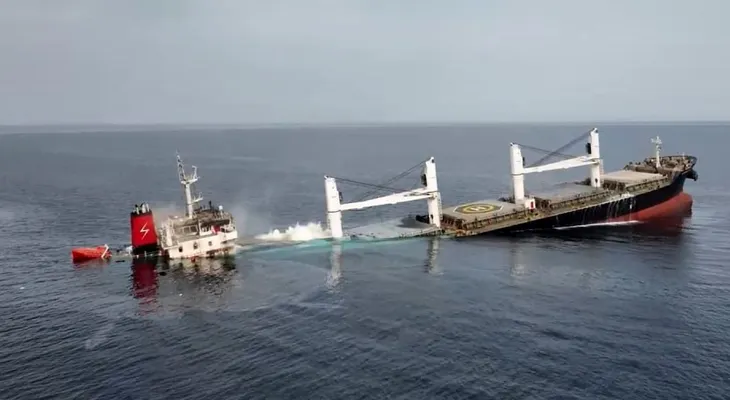 Un proyectil hunde un buque mercante de bandera india frente a las costas de Yemen