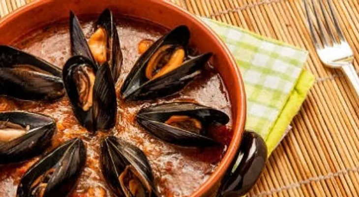 Una sabrosa sopa de mejillón y chorizo; receta para prepararla