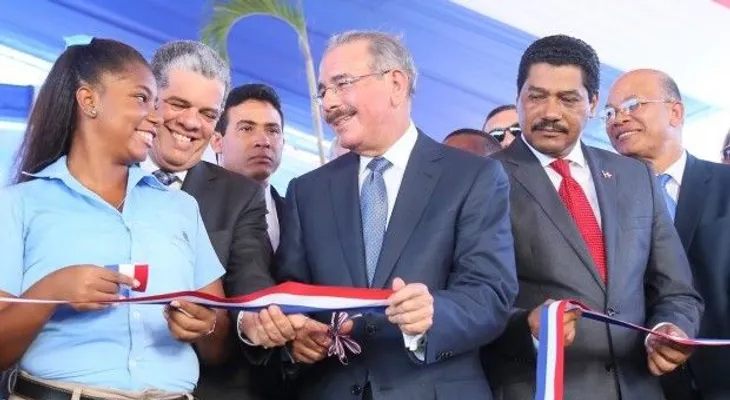 Presidente Medina inaugura escuela y liceo en Santo Domingo Norte