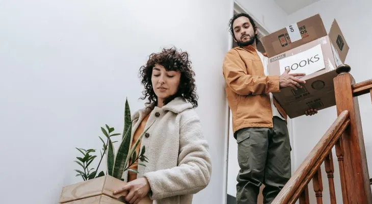 Psicólogo explica por qué algunas parejas comprometidas eligen vivir separadas