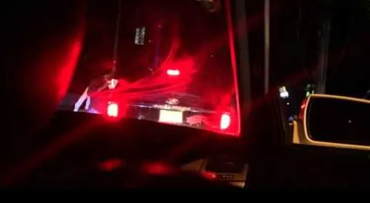 Mujer realiza varios disparo al aire durante taponamiento (VIDEO)