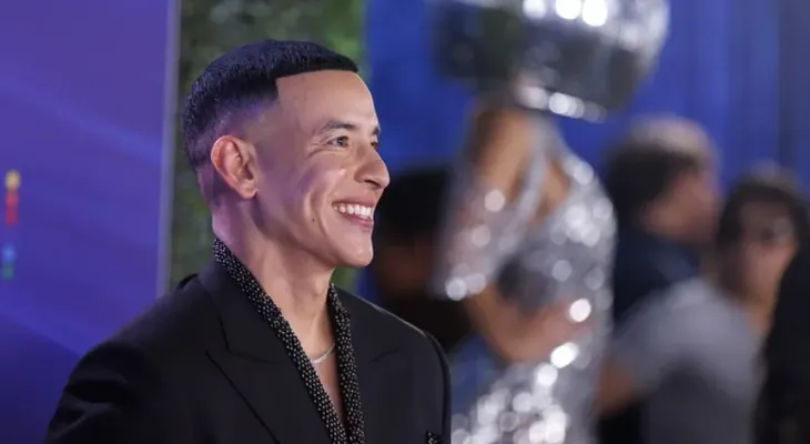 Daddy Yankee lanza 'La Postal', un álbum que celebra el amor con Cardi B, Bizarrap y Diljit Dosanjh