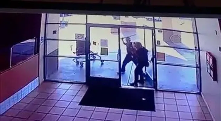 La Policía pide le ayuden a encontrar un hombre que golpeó con un tubo a una mujer de 77 años, para robarle la pizza