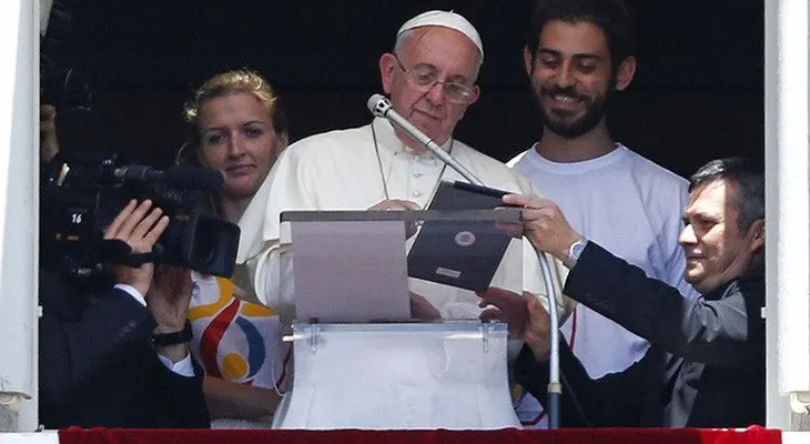 Descubren al papa Francisco "siguiendo los consejos" de Snowden