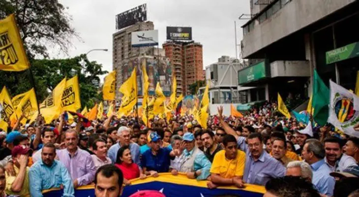 Opositores apelan a rebelión popular contra Maduro en tensa sesión parlamenta
