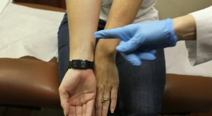 Con más de 11 lunares en el brazo derecho hay riesgo de melanoma