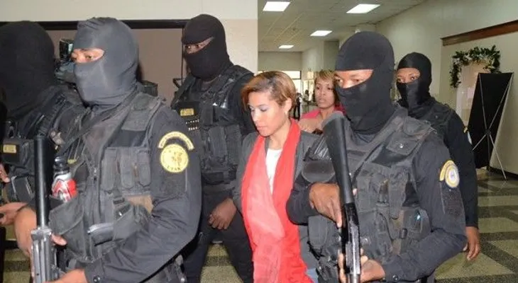 Dos jueces bajan de estrado para abrazar a Awilda Reyes y Francisco Arias