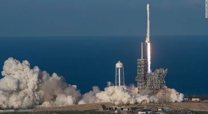 SpaceX hace historia: lanza un cohete reciclado y lo regresa a la Tierra