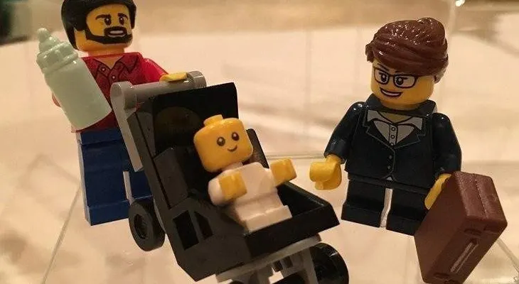 LEGO sigue adaptándose a los nuevos tiempos con un muñeco papá amo de casa  