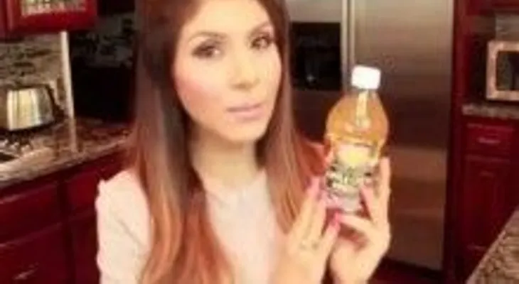 Pongo mis manos en vinagre de manzana para curar la artritis