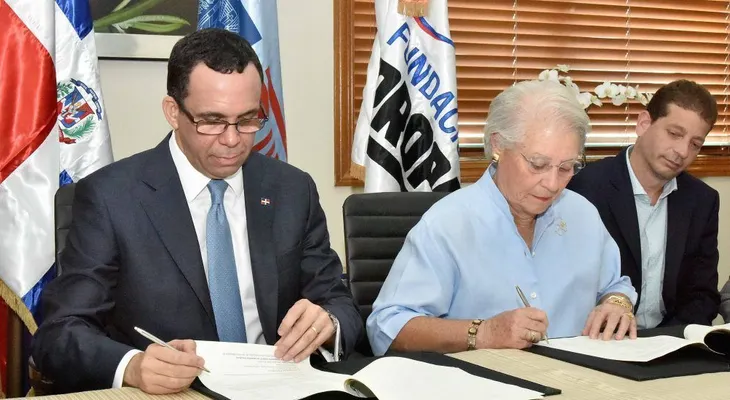 Ministro Andrés Navarro firma convenio para impulsar desarrollo de escuelas sostenibles