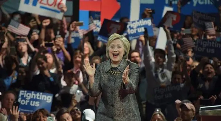 Donald Trump insiste en que Clinton juega la "carta de ser mujer"