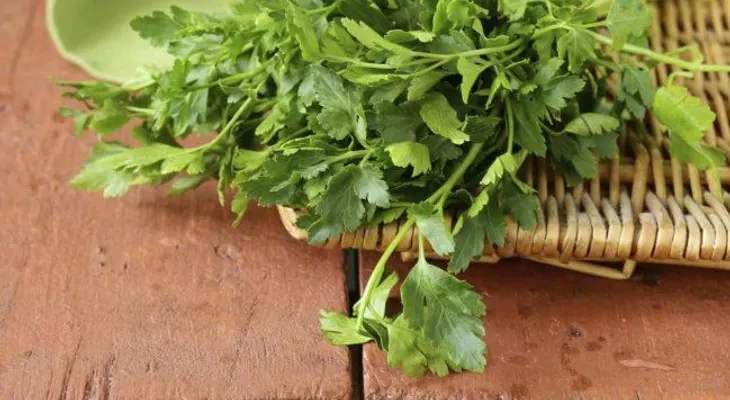 Efectivas recetas con perejil para eliminar las manchas de la piel